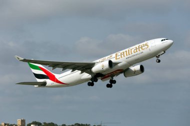 Luqa, Malta 21 Mart 2015: Emirates Airbus A330-243 (REG: A6-EAH) 13. pistten erken kalkıyor.