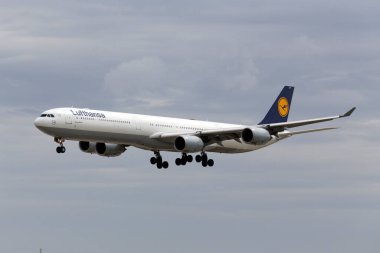 Luqa, Malta 28 Mart 2015: Lufthansa Airbus A340-642 (D-AIHT) iniş pisti 31. Lufthansa Technik Malta 'ya hizmet için varış.