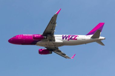 Luqa, Malta 31 Ocak 2008: Wizz Air Airbus A320-232 (REG: HA-LYD) 31. pistten havalanır.