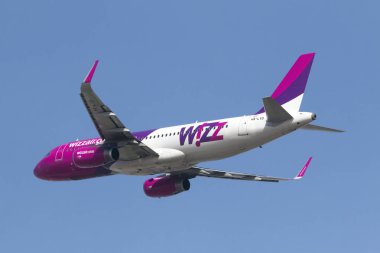 Luqa, Malta 31 Ocak 2008: Wizz Air Airbus A320-232 (REG: HA-LYD) 31. pistten havalanır.