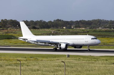 Luqa, Malta 2 Nisan 2015: Smartlynx Airlines Airbus (REG: YL-LCM) A320-211 iniş pisti 31, bir Ryanair uçağı çalıştırmaktadır..