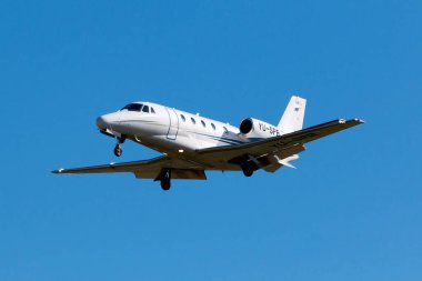 Luqa, Malta 1 Şubat 2015: 31 numaralı kısa final pistinde Prince Aviation Cessna 560XL Citation XLS (REG: YU-SPB).