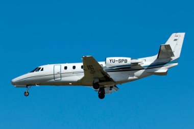 Luqa, Malta 1 Şubat 2015: 31 numaralı kısa final pistinde Prince Aviation Cessna 560XL Citation XLS (REG: YU-SPB).