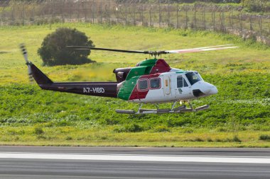 Luqa, Malta 5 Şubat 2015: Gulf Helicopters Bell 412EP Akdeniz 'deki bir petrol platformuna yapılan uçuş sonrasında 31. piste ulaşmaktadır (REG: A7-HBD).