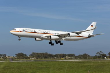 Luqa, Malta - 11 Kasım 2015: Alman Hava Kuvvetleri Airbus A340-313 (16 + 02) 31 numaralı pistte. Valletta AB - Malta 'da Göç Konulu Afrika Zirvesi.