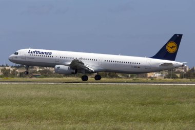 Luqa, Malta 29 Nisan 2015: Lufthansa Airbus A321-231 final pisti. Bu uçak (D-AIDX) 2015 yılında Lufthansa ile hizmete girdi..