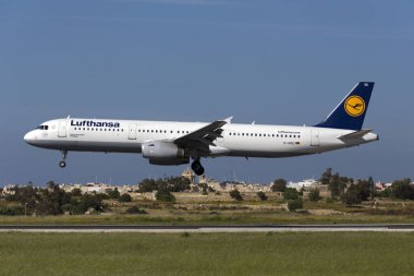 Luqa, Malta 29 Nisan 2015: Lufthansa Airbus A321-231 (D-AISU) iniş pisti 31.. 