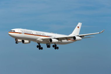 Luqa, Malta - 11 Kasım 2015: Alman Hava Kuvvetleri Airbus A340-313 (16 + 02) 31 numaralı pistte. Valletta AB - Malta 'da Göç Konulu Afrika Zirvesi.