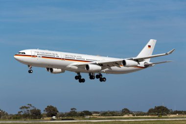 Luqa, Malta - 11 Kasım 2015: Alman Hava Kuvvetleri Airbus A340-313 (16 + 02) 31 numaralı pistte. Valletta AB - Malta 'da Göç Konulu Afrika Zirvesi.
