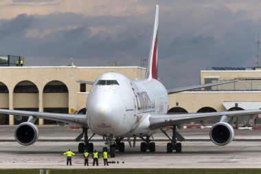 Luqa, Malta - 12 Şubat 2015: Emirates Gökyüzü Kargo Boeing 747-4HAF / ER / SCD Dubai 'den geldikten sonra 9 numaralı park yerine yönlendirildi.