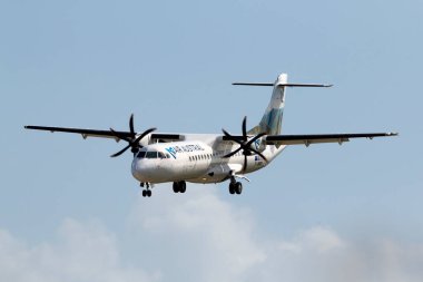 Luqa, Malta 25 Şubat 2015: Air Austral ATR ATR-72-500 (ATR-72-212A) iniş pisti 31 ve yeni boyanmış renk şeması.