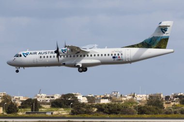 Luqa, Malta 25 Şubat 2015: Air Austral ATR ATR-72-500 (ATR-72-212A) iniş pisti 31 ve yeni boyanmış renk şeması.