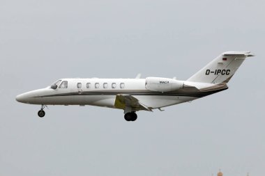 Luqa, Malta 5 Mart 2015: Alman kayıtlı Cessna 525A CJ2 + (D-IPCC) iniş pisti 31.