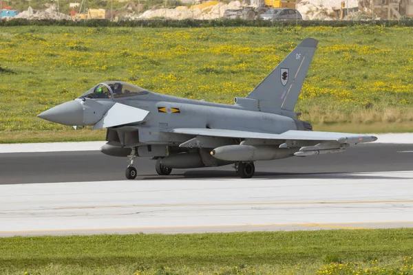 Luqa, Malta 5 Şubat 2015: Kraliyet Hava Kuvvetleri Eurofighter EF-2000 Tayfun FGR4 (REG: ZJ933) kalkış için 31 numaralı pist.