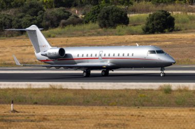 Luqa, Malta - 8 Temmuz 2023: VistaJet Malta Bombacı Challenger 850 (CRJ-200SE - CL-600-2B19) (REG: 9H-ILZ) kalkış pisti 31..