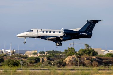 Luqa, Malta - 4 Temmuz 2023: Atmosferik Havacılık Embraer 505 Fenomen 300E (Reg: OK-PHO) 31 numaralı pistte.