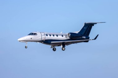 Luqa, Malta - 4 Temmuz 2023: Atmosferik Havacılık Embraer 505 Fenomen 300E (Reg: OK-PHO) 31 numaralı pistte.