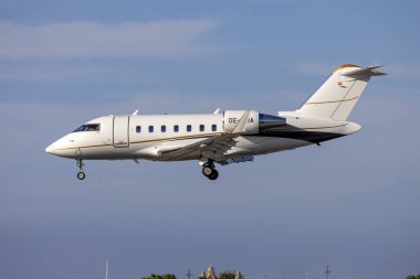 Luqa, Malta - 4 Temmuz 2023: AC Havacılık Uçağı: Bombardıman uçağı CL-600-2B16 (Reg: OE-LUA) bazı güzel hava koşullarına iniş yaptı.