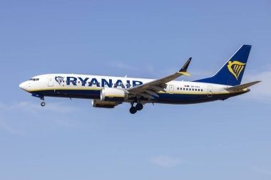 Luqa, Malta - 4 Temmuz 2023: Ryanair (Malta Havayolları) Boeing 737-8-200 MAX (Reg: 9H-VUJ) final pisti 31.