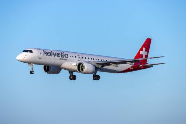 Luqa, Malta - 3 Temmuz 2023: Helvetic Airways Embraer 190-400STD (Reg: HB-AZI) Zürih 'ten LX1790 sefer sayılı uçuş.