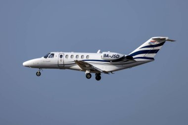 Luqa, Malta - 1 Temmuz 2023: Jung Sky Cessna 525A CitationJet CJ2 (Reg: 9A-JSD) 31 no 'lu iniş pistinde.