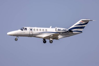 Luqa, Malta - 1 Temmuz 2023: Jung Sky Cessna 525A CitationJet CJ2 (Reg: 9A-JSD) 31 no 'lu iniş pistinde.