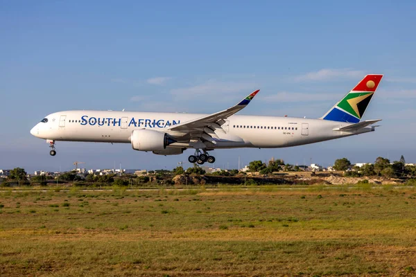 Luqa, Malta - 4 Temmuz 2023: Güney Afrika Havayolları Airbus A350-941 (Reg: OE-IPK, Ex ZS-SDC) yakında Lufthansa 'ya katılmak üzere depodan çıkarıldı.