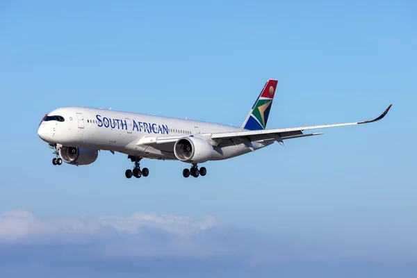 Luqa, Malta - 4 Temmuz 2023: Güney Afrika Havayolları Airbus A350-941 (Reg: OE-IPK, Ex ZS-SDC) yakında Lufthansa 'ya katılmak üzere depodan çıkarıldı.