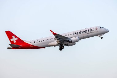 Luqa, Malta - 10 Temmuz 2023: Helvetic Airways Embraer 190 E2 STD (ERJ-190-300STD) (REG: HB-JVX) 13 numaralı pistten kalkıyor.