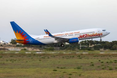 Luqa, Malta - 10 Temmuz 2023: Jet2 Tatil Boeing 737-85P (REG: G-DRTM) 31. pistten havalandı.