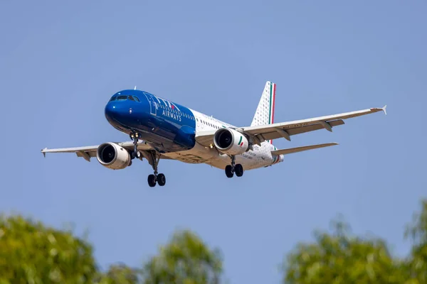Luqa, Malta - 12 Temmuz 2023: ITA Airways Airbus A320-216 (REG: EI-DTG) özel renk şeması, Io Sono Friuli Venezia Giulia.