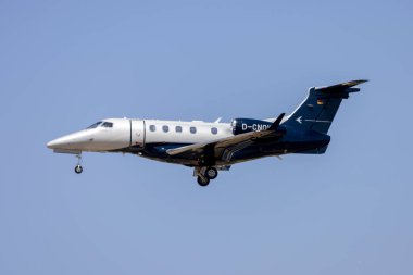 Luqa, Malta - 14 Temmuz 2023: Alman Embraer EMB-505 Fenomen 300E (Reg. : D-CNow) 31 numaralı pistte.