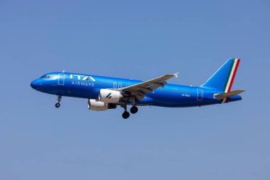 Luqa, Malta - 14 Temmuz 2023: ITA Airways Airbus A320-216 (Reg. : EI-DSU) Roma, İtalya 'dan günlük uçuş finalleri.