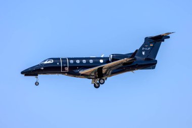 Luqa, Malta - 14 Temmuz 2023: Alman yapımı Embraer EMB-505 Fenomen 300 (Reg. : D-CLIF) İniş pisti 31.