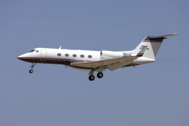 Luqa, Malta - 14 Temmuz 2023: Phoenix Air Gulfstream Aerospace G-1159A Gulfstream III (Reg. : N198PA) İniş pisti 31 öğleden sonra.