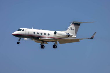 Luqa, Malta - 14 Temmuz 2023: Phoenix Air Gulfstream Aerospace G-1159A Gulfstream III (Reg. : N198PA) İniş pisti 31 öğleden sonra.