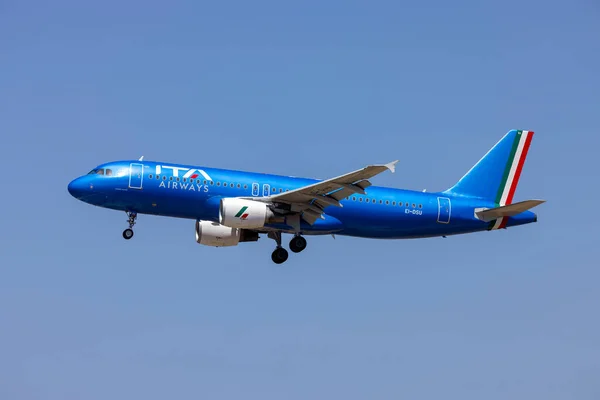 stock image Luqa, Malta - July 14, 2023: ITA Airways Airbus A320-216 (Reg.: EI-DSU) on finals for the daily afternoon flight from Rome, Italy.