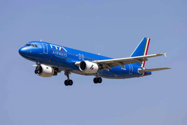 Luqa, Malta - 14 Temmuz 2023: ITA Airways Airbus A320-216 (Reg. : EI-DSU) Roma, İtalya 'dan günlük uçuş finalleri.