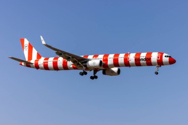 Luqa, Malta - 16 Temmuz 2023: Akbaba Boeing 757-330 (Reg: D-ABOM) yeni çizgili üniforma.