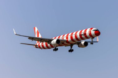 Luqa, Malta - 16 Temmuz 2023: Akbaba Boeing 757-330 (Reg: D-ABOM) yeni çizgili üniforma.