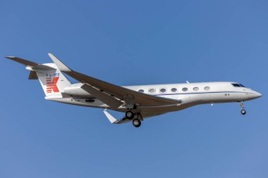 Luqa, Malta - 16 Temmuz 2023: Gulfstream Aerospace G650ER (G-VI) (REG: P4-IFF) sabah 31 finallerinde.