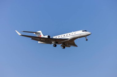 Luqa, Malta - 16 Temmuz 2023: Gulfstream Aerospace G650ER (G-VI) (REG: P4-IFF) sabah 31 finallerinde.