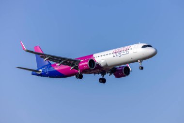 Luqa, Malta - 16 Temmuz 2023: Wizz Air Malta Airbus A321-271NX (REG: 9H-WDP) Bükreş 'ten gelirken.