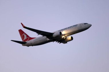 Luqa, Malta - 15 Temmuz 2023: Türk Hava Yolları Boeing 737-8F2 (REG: TC-JVD) tam karanlık çökmeden önce 13 numaralı pistten kalkıyor.