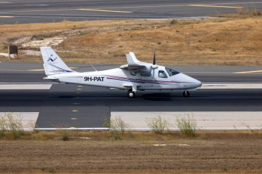 Luqa, Malta - 26 Temmuz 2023: Malta Kanatları Tecnam P-2006T (REG: 9H-PAT) pilot eğitimi için kullanıldı.