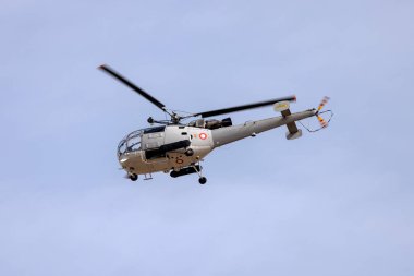 Luqa, Malta - 26 Temmuz 2023: Malta Silahlı Kuvvetleri Aerospatiale SA-316B Alouette III (REG: AS9212) SAR görevinden sonra Luqa 'ya dönüş.