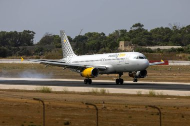 Luqa, Malta - 26 Temmuz 2023: Vueling Airlines Airbus A320-232 (REG: EC-LUN) iniş pisti 31.