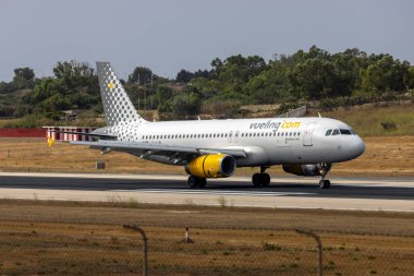 Luqa, Malta - 26 Temmuz 2023: Vueling Airlines Airbus A320-232 (REG: EC-LUN) iniş pisti 31.