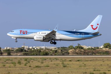 Luqa, Malta - 27 Temmuz 2023: TUI Airways Boeing 737-8 MAX (REG: G-TUMG) öğleden sonra 31. piste vardı..