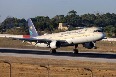 Luqa, Malta - 1 Ağustos 2023: Suudi Arabistan Havayolları Airbus A321-211 (REG: HZ-ASN) LTM 'de hizmet için sabah varıyor.